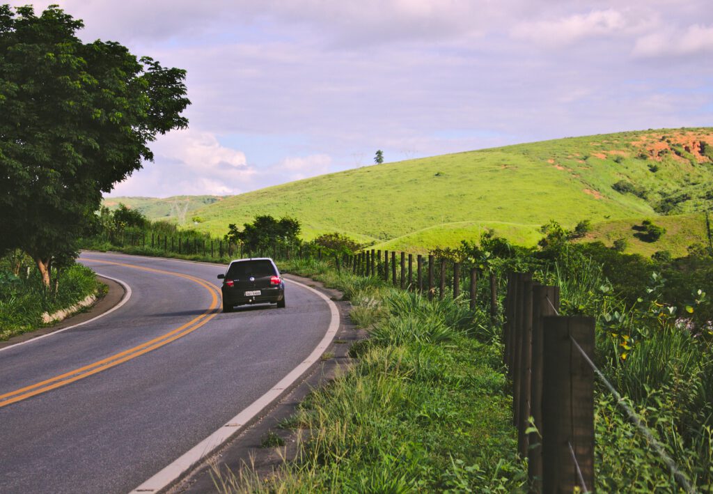 Foto von Maurício Eugênio: https://www.pexels.com/de-de/foto/schwarzes-fahrzeug-auf-strasse-in-der-nahe-von-grunen-blattpflanzen-1128527/